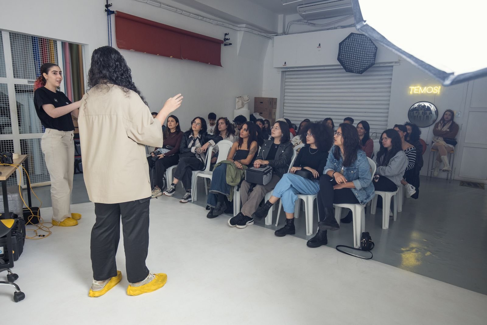 Animateur d’atelier face à un groupe